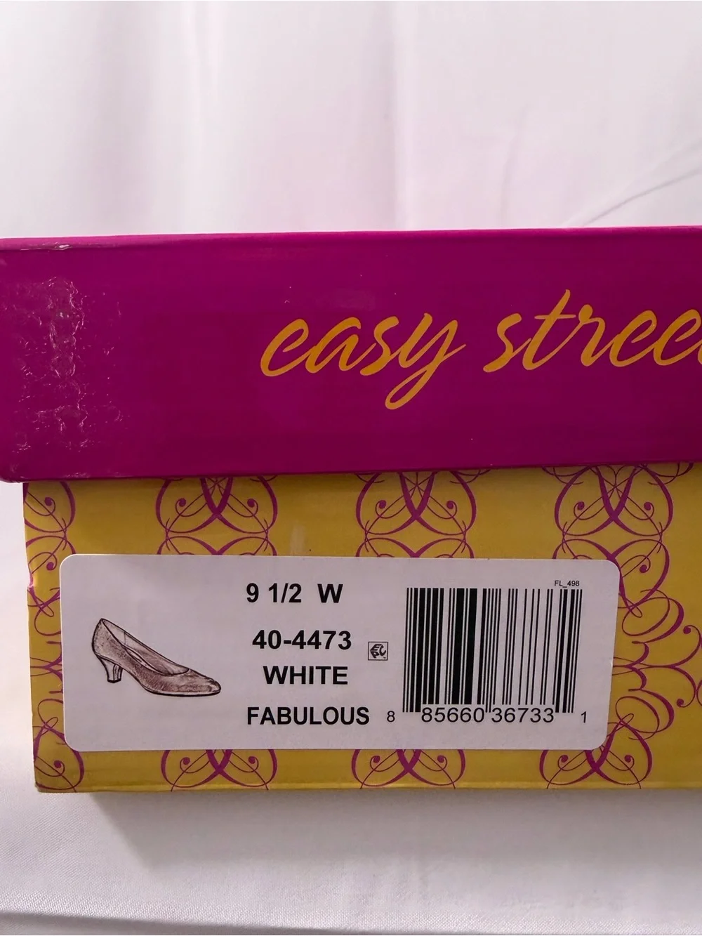 NWT easy street Women's Size 9.5W White Low Heel Pumps